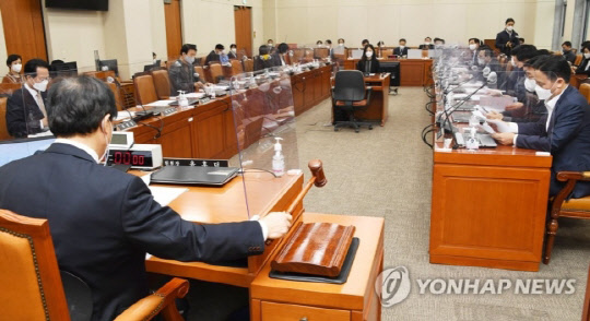 5일 국회에서 열린 기재위 전체회의에서 윤후덕 위원장이 공공기관의 운영에 관한 법률 일부개정법률안 등에 대한 안건을 상정하고 있다. 국회사진기자단, 연합뉴스